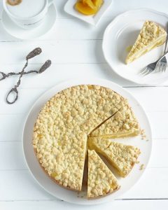 Streuselkuchen mit Pudding und Pfirsichen