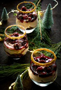 Dessert Glühweinkirchen mit Mascarpone auf Spekulatiuskeksboden