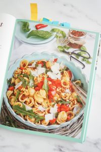 Italienischer Nudelsalat mit rotem Blitz Pesto