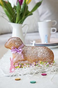 Osterlamm im Blumenbeet