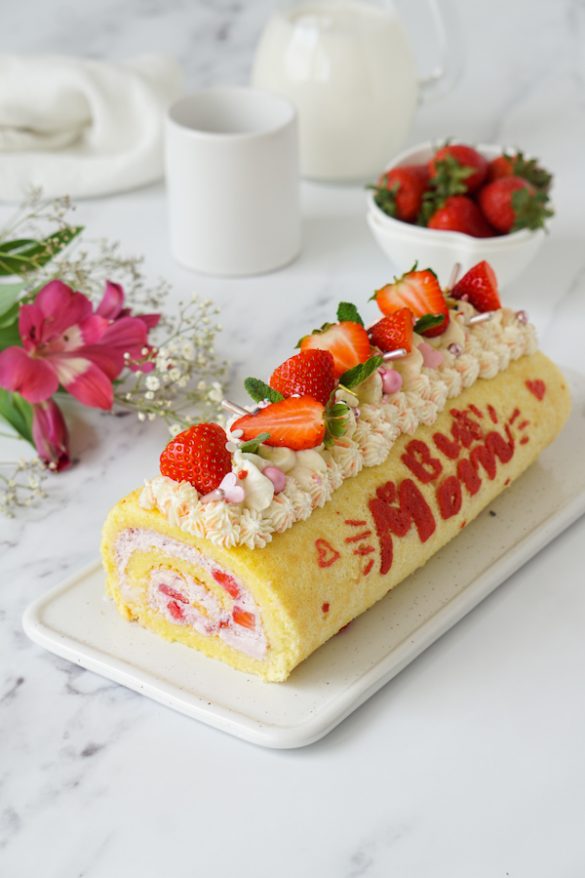 Rezept:Leichte Erdbeer-Quark Biskuitrolle zum Muttertag / Back Bienchen