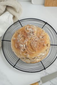 Walnussbrot mit aromatischen Kräuter