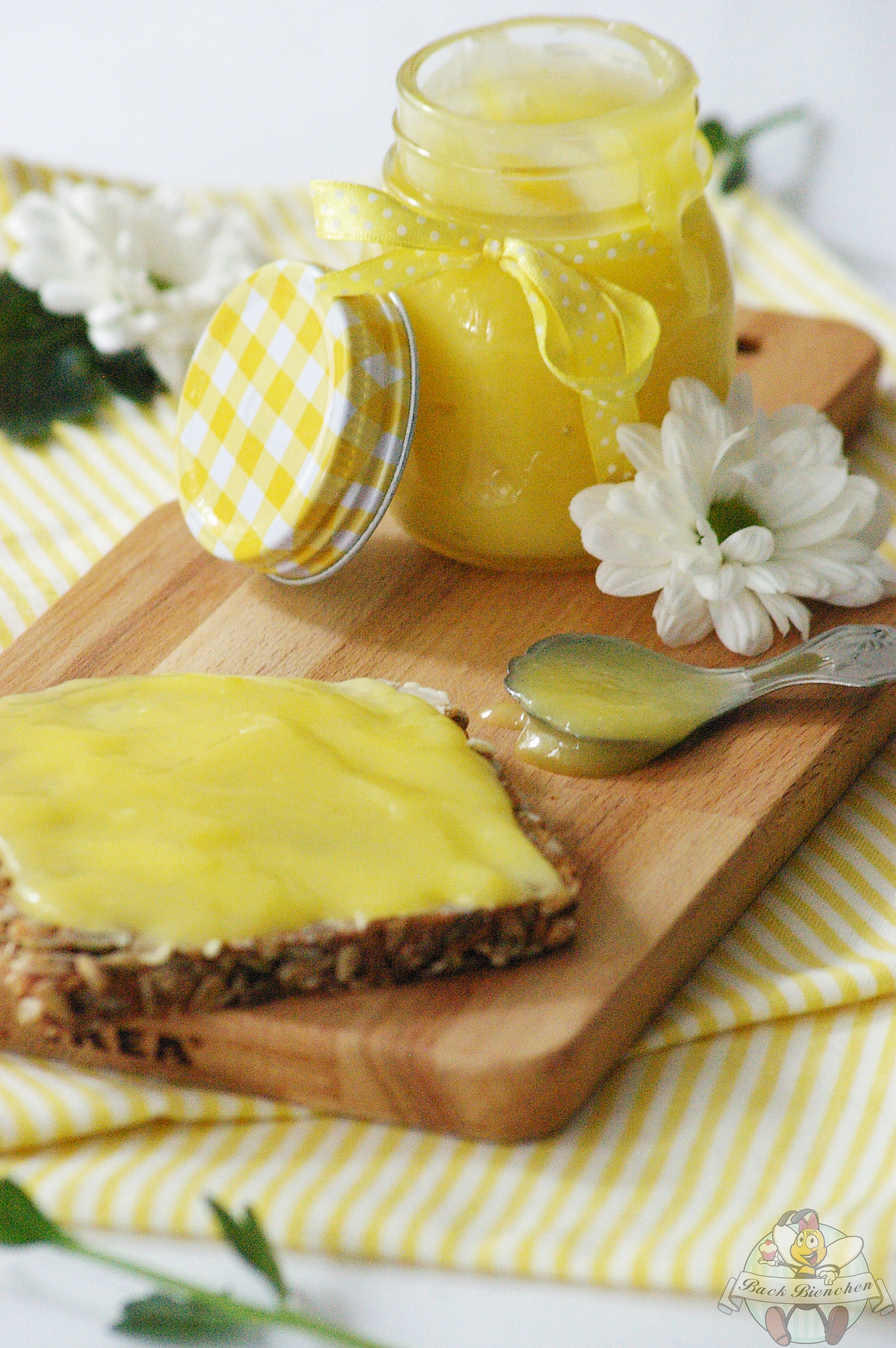 Lemon Curd der leckere Brotaufstrich für die Sommer Frühstücks Tafel.